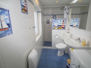 Dusche + WC + Waschmaschine + Fön im Erdgeschoss