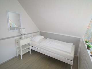 Durchgangszimmer mit Einzelbett im OG