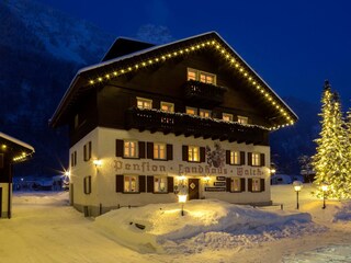 Aussenansicht Landhaus Walch mit dem Hausberg Rogg