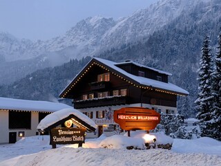 Aussenansicht Landhaus Walch mit dem Weissen Roess