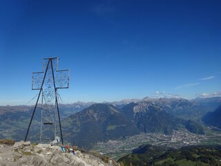 Wandern über Wiesen und Felder