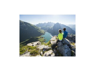 SO_Bergsteigen_mit_Blick_auf_den_Spullersee_(c)_Al