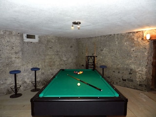 Keller mit Billiardtisch