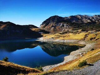 Formarinsee_im_Herbst_(c)_Stefanie_Peiker_-_Alpenr
