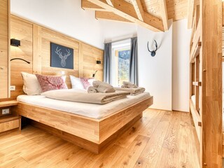 Schlafzimmer mit Doppel- und einem Hochbett