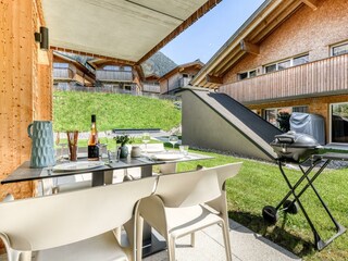 Terasse mit Sitzmöglichkeit und Grill