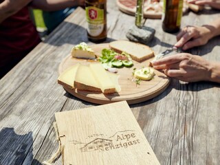 Älpler_Käse_auf_der_Alpe_Nenzigast_im_Klostertal_(