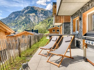 Terasse mit Liegestühlen und Grill