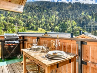 Terasse mit Sitzmöglichkeit und Grill