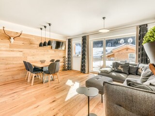 Essbereich mit Zugang zur Terasse