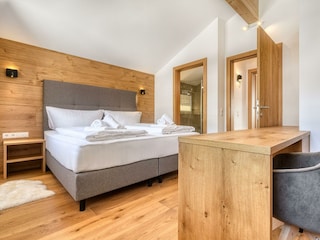 Schlafzimmer 2 mit Schreibtisch