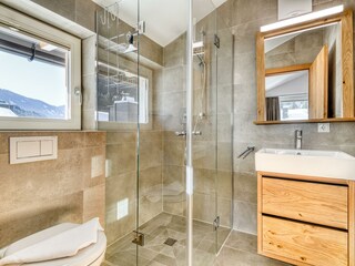 Badezimmer mit Dusche