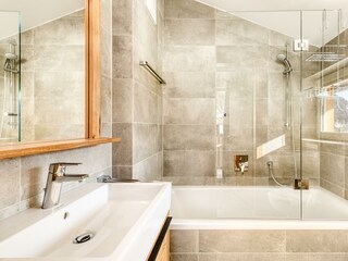 Badezimmer mit Badewanne