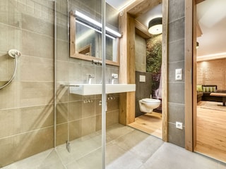 Dusche und WC im Keller