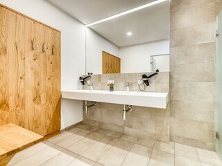 Umkleide mit Duschen