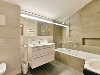 Badezimmer mit Badewanne