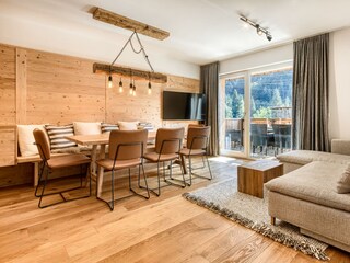 Essbereich mit Zugang zum Balkon