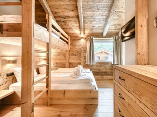 Schlafzimmer mit Doppelbett und Hochbett