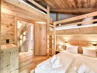 Schlafzimmer mit Doppelbett und Hochbett