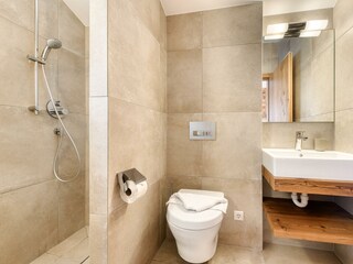 Badezimmer mit Dusche