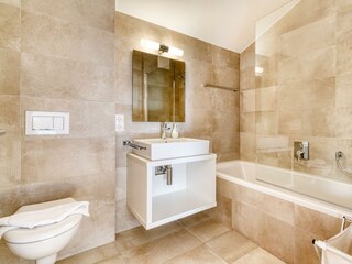 Badezimmer mit Badewanne