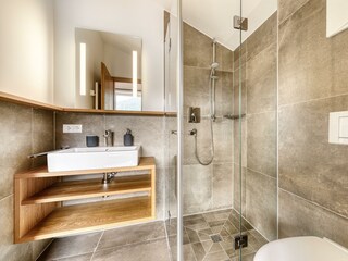Badezimmer mit Dusche