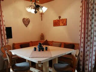 Sitzecke mit großem Tisch