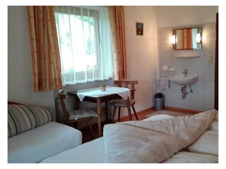 Zimmer 1 Ansicht mit Waschbecken