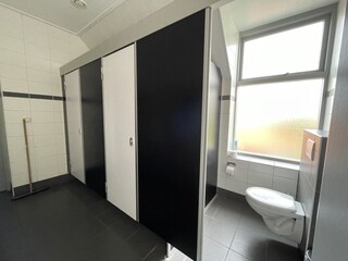 Im ersten Stock befinden sich zwei Duschen und eine Toi