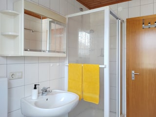 Bad mit Dusche und WC