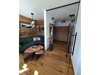7 Wohnbereich und Flur der Bergblick Suite