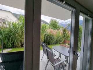 Ausblick vom Essbereich / Küche auf die Terrasse