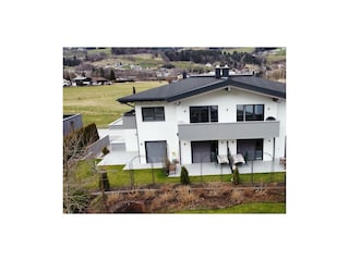 Hausansicht Garten Frühling