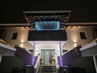 Hausansicht Straße Winter