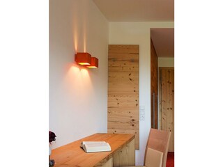 Komfortzimmer mit Holzmöbel