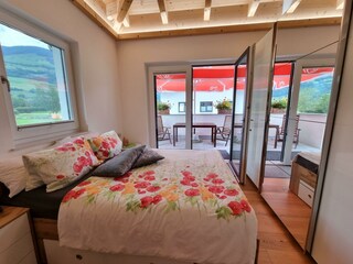 Bett 140x200 Blick auf Terrasse