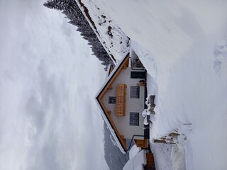 Anblick hintere Seite Winter-Balkon Apartment