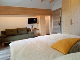 Schlafzimmer mit ausziehbarer Couch