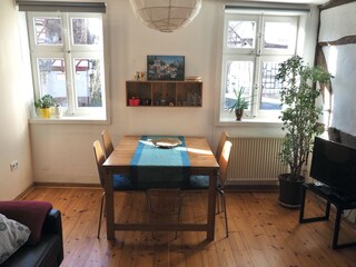 Wohnzimmer mit Esstisch