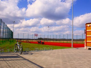 Multifunktionssportplatz mit Basketballkörben