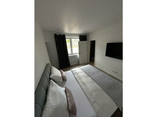 Schlafzimmer mit Boxspingbett