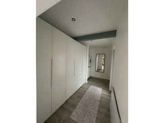 Begehbarer Kleiderschrank mit Einbauschränken