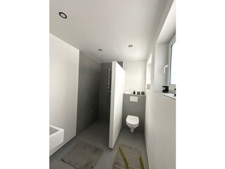 Badezimmer mit begehbarer Dusche