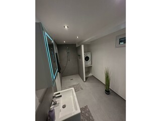 Badezimmer mit begehbarer Dusche