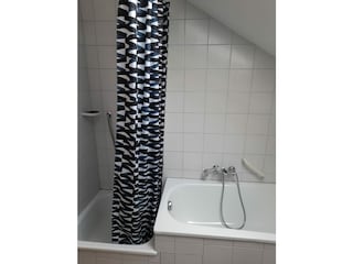 Bad mit dusche und Badewanne