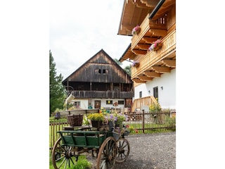 Außenbereich mit Parkplatz