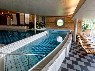 Pool mit Wasserfall und Sitzbank