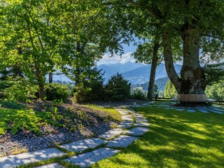 Garten mit Sitzgelegenheit unter dem Baum