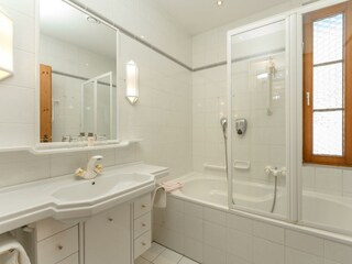 Badezimmer im Doppelzimmer Lärche