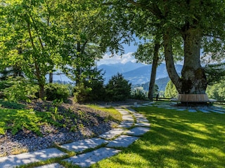 Garten mit Sitzgelegenheit unter dem Baum